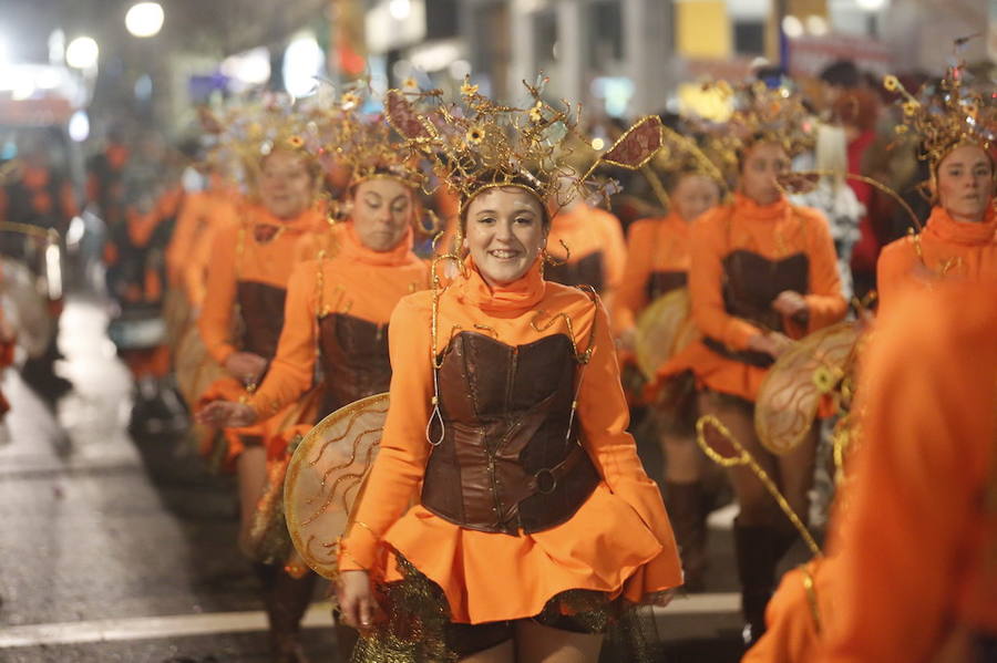 Las charangas hicieron las delicias de los cientos de gijoneses que desafiaron al frío para presenciar el principal desfile del Día de Carnaval