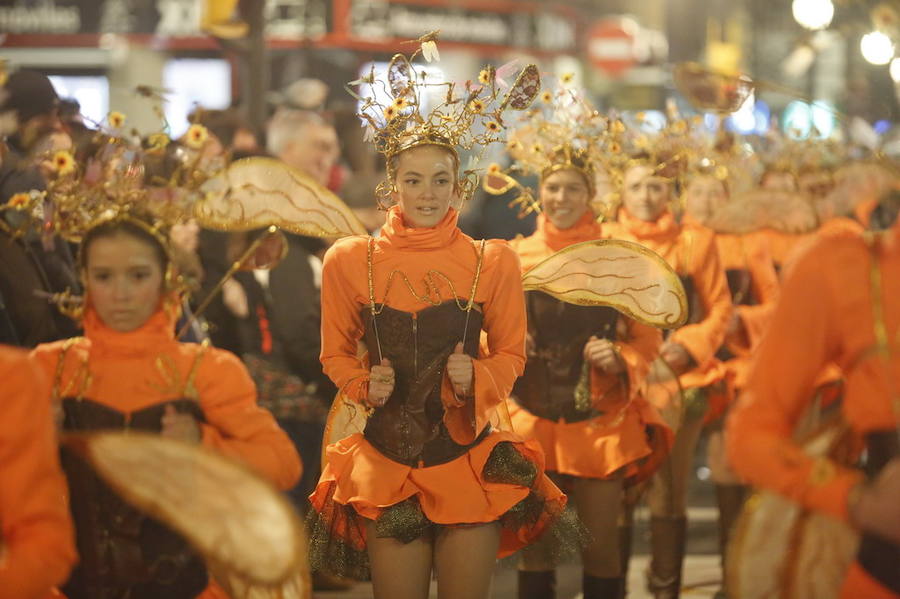 Las charangas hicieron las delicias de los cientos de gijoneses que desafiaron al frío para presenciar el principal desfile del Día de Carnaval