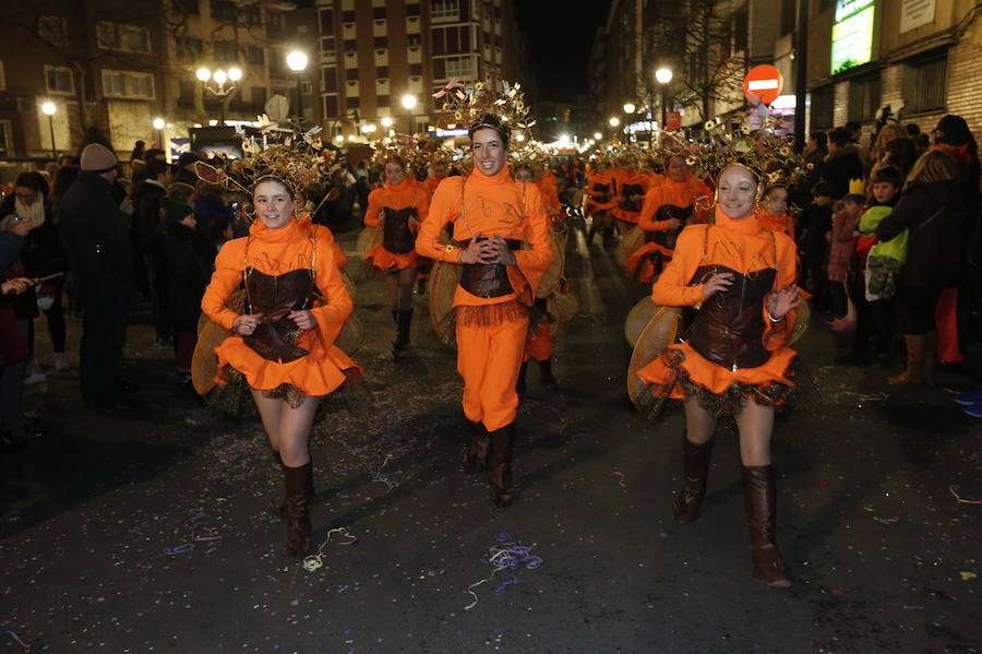 Las charangas hicieron las delicias de los cientos de gijoneses que desafiaron al frío para presenciar el principal desfile del Día de Carnaval
