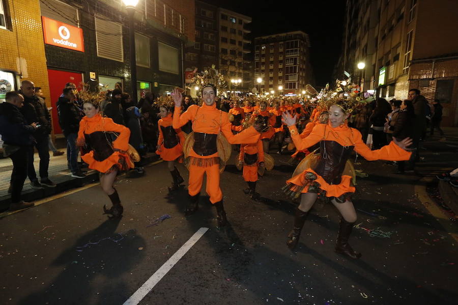 Las charangas hicieron las delicias de los cientos de gijoneses que desafiaron al frío para presenciar el principal desfile del Día de Carnaval