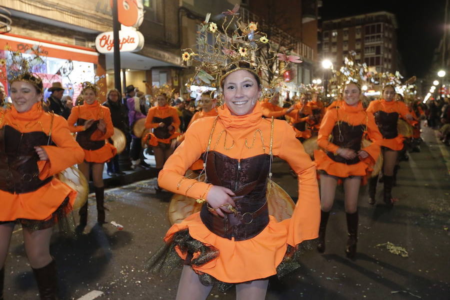 Las charangas hicieron las delicias de los cientos de gijoneses que desafiaron al frío para presenciar el principal desfile del Día de Carnaval