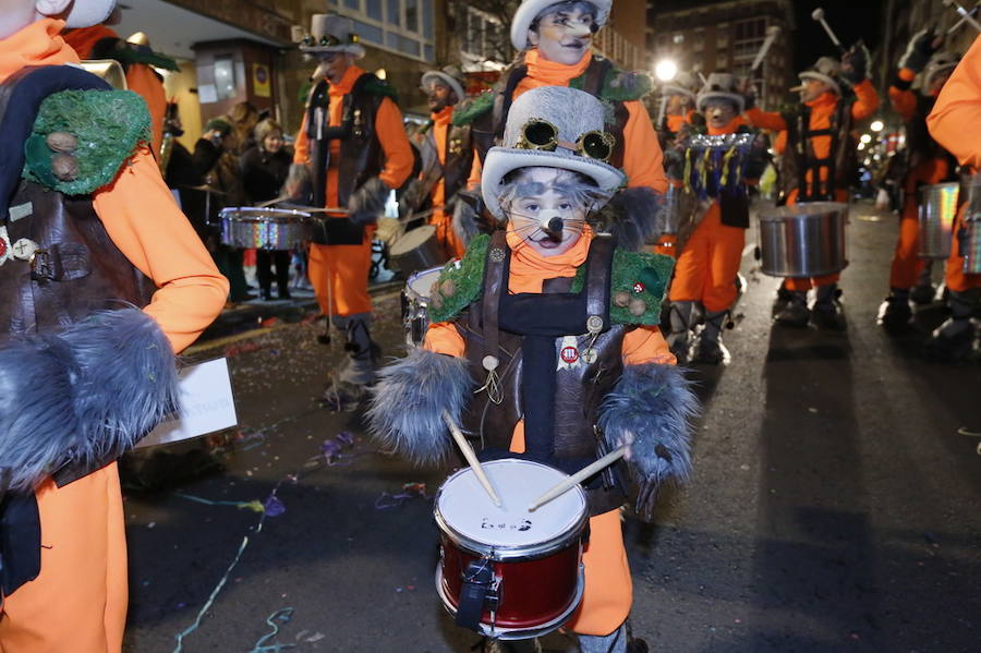 Las charangas hicieron las delicias de los cientos de gijoneses que desafiaron al frío para presenciar el principal desfile del Día de Carnaval