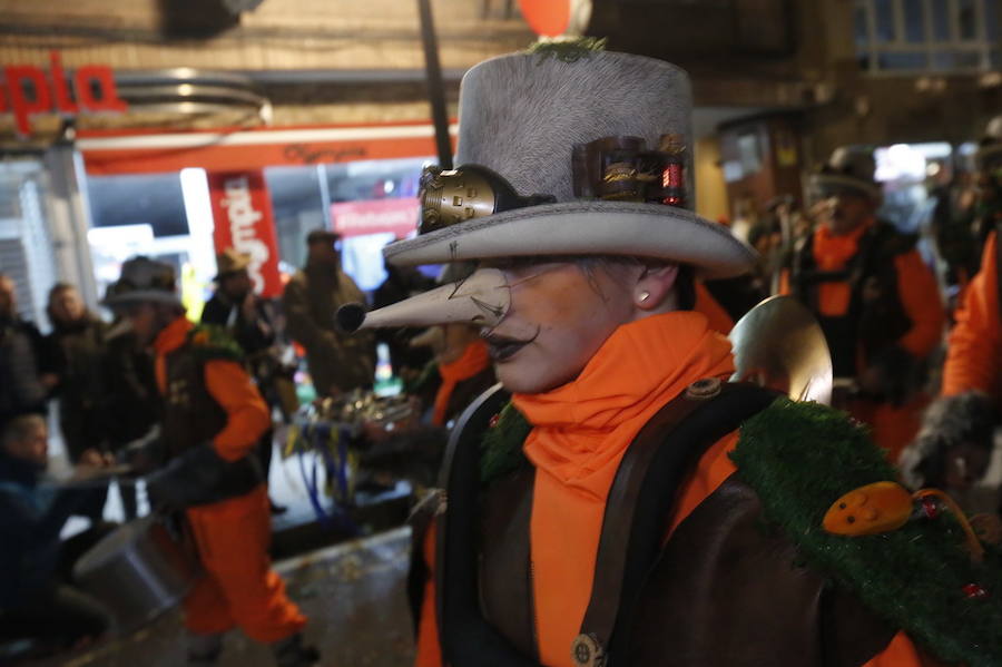 Las charangas hicieron las delicias de los cientos de gijoneses que desafiaron al frío para presenciar el principal desfile del Día de Carnaval