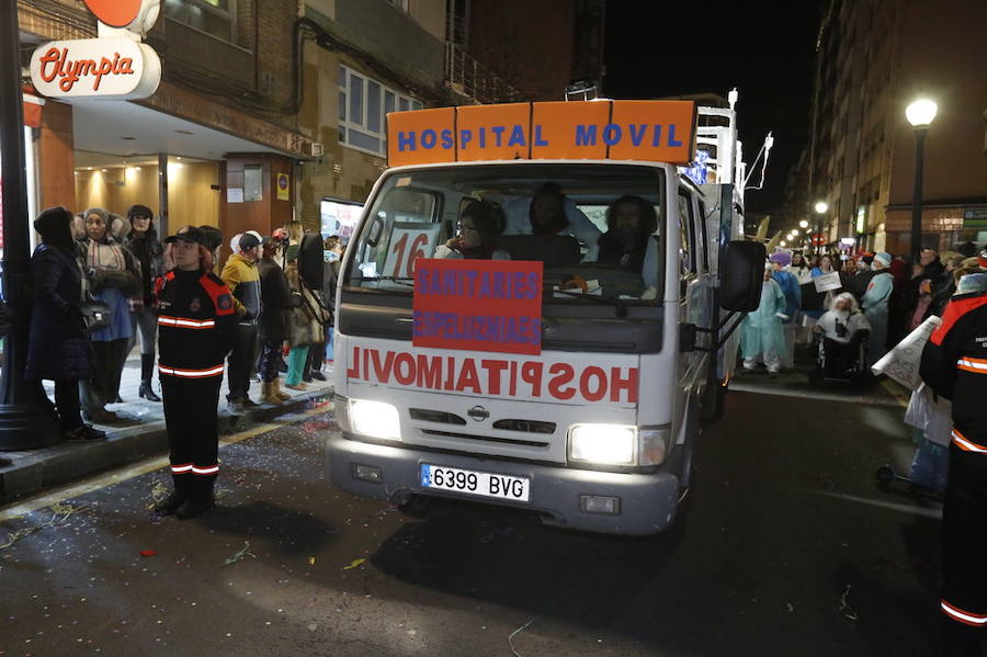 Las charangas hicieron las delicias de los cientos de gijoneses que desafiaron al frío para presenciar el principal desfile del Día de Carnaval