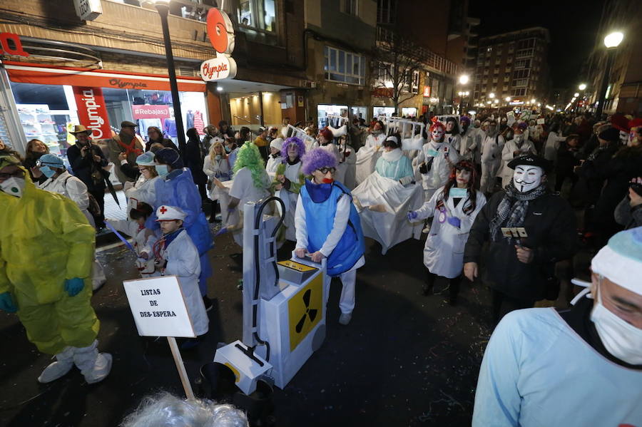 Las charangas hicieron las delicias de los cientos de gijoneses que desafiaron al frío para presenciar el principal desfile del Día de Carnaval