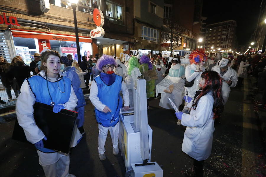 Las charangas hicieron las delicias de los cientos de gijoneses que desafiaron al frío para presenciar el principal desfile del Día de Carnaval