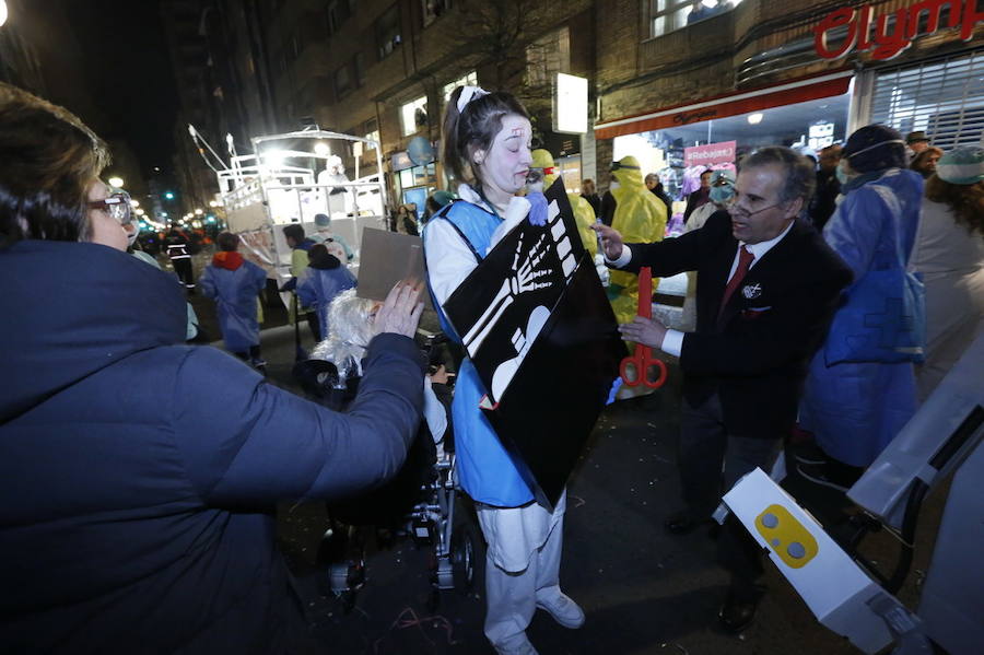 Las charangas hicieron las delicias de los cientos de gijoneses que desafiaron al frío para presenciar el principal desfile del Día de Carnaval