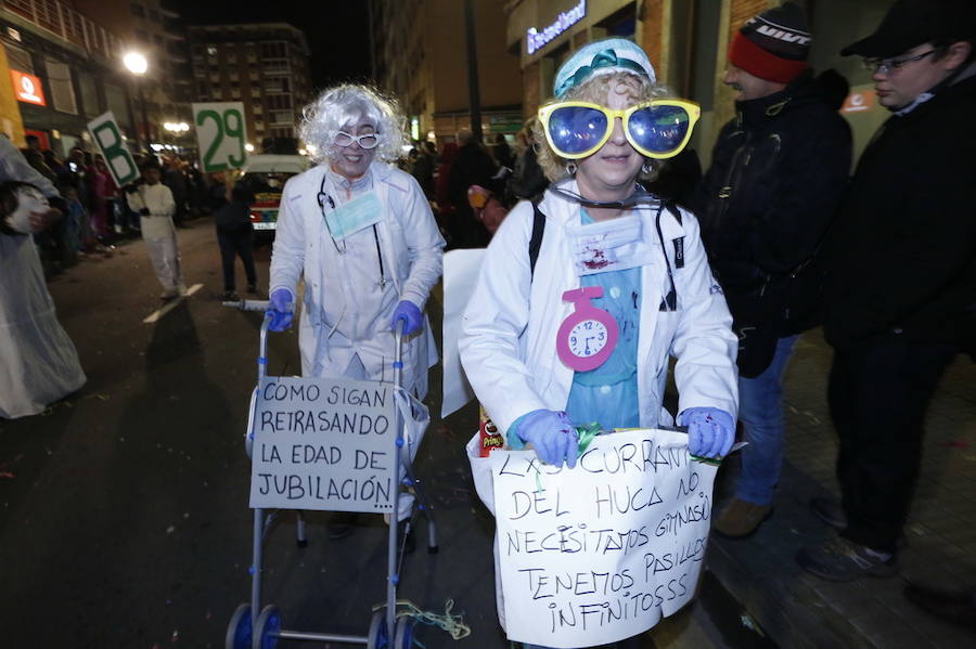 Las charangas hicieron las delicias de los cientos de gijoneses que desafiaron al frío para presenciar el principal desfile del Día de Carnaval