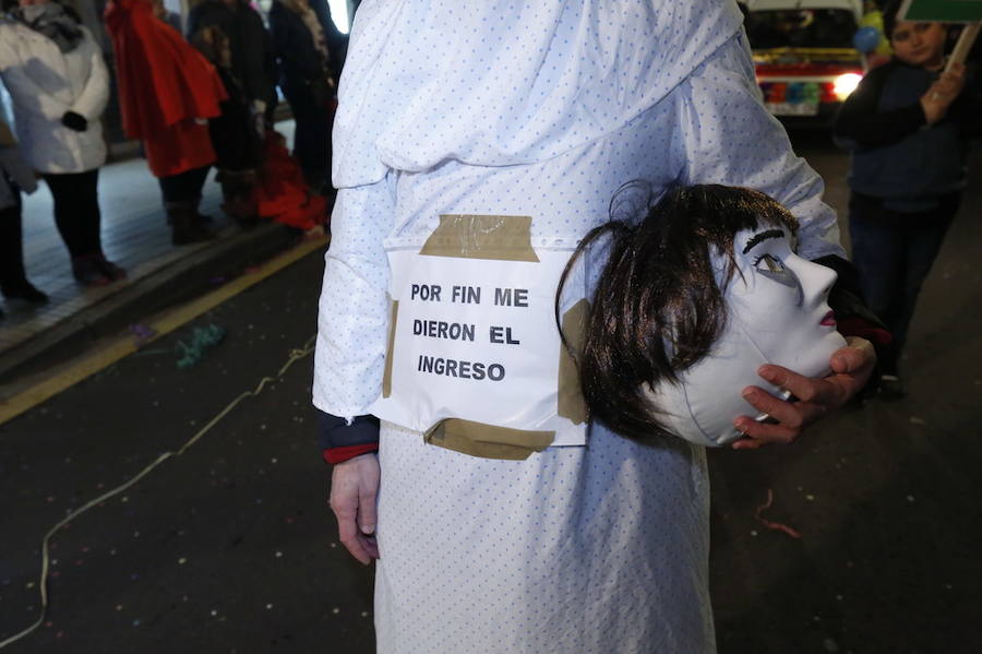 Las charangas hicieron las delicias de los cientos de gijoneses que desafiaron al frío para presenciar el principal desfile del Día de Carnaval