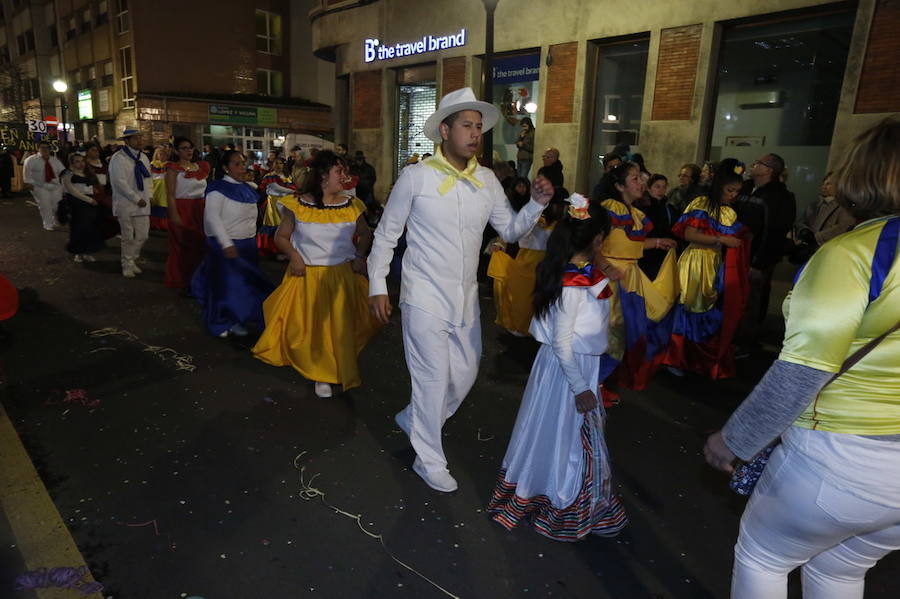 Las charangas hicieron las delicias de los cientos de gijoneses que desafiaron al frío para presenciar el principal desfile del Día de Carnaval