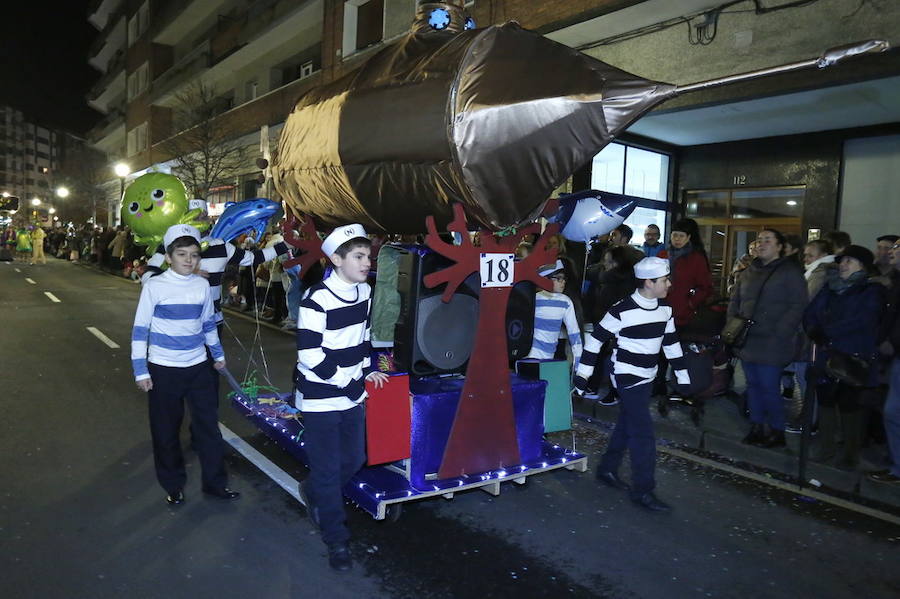 Las charangas hicieron las delicias de los cientos de gijoneses que desafiaron al frío para presenciar el principal desfile del Día de Carnaval