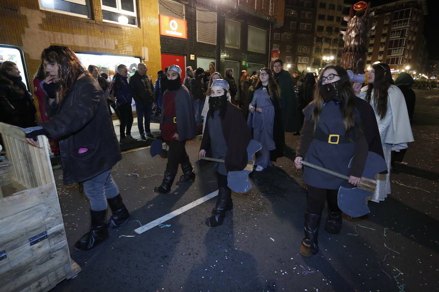 Las charangas hicieron las delicias de los cientos de gijoneses que desafiaron al frío para presenciar el principal desfile del Día de Carnaval