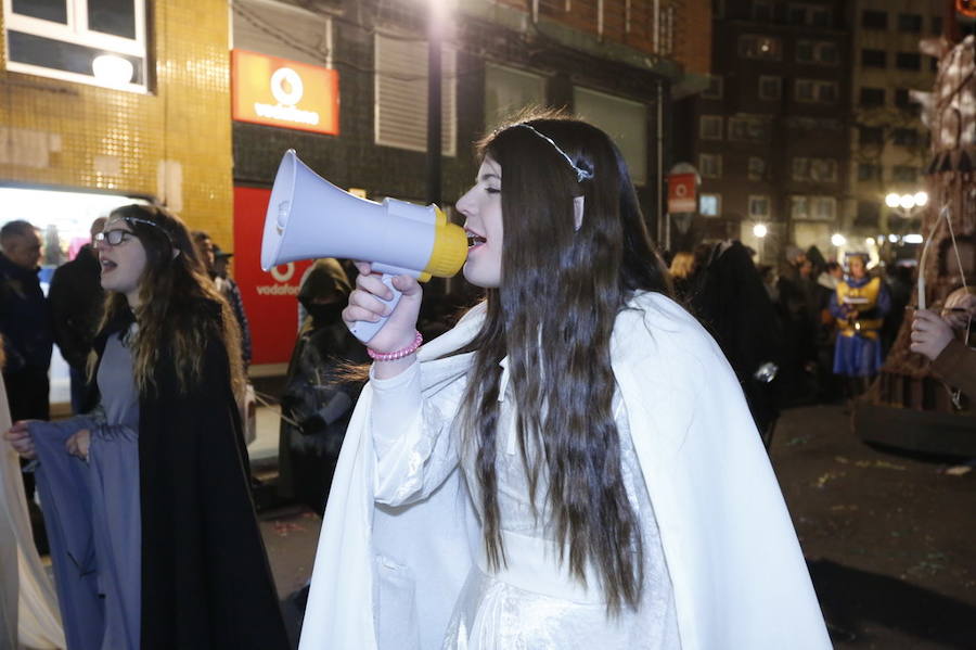 Las charangas hicieron las delicias de los cientos de gijoneses que desafiaron al frío para presenciar el principal desfile del Día de Carnaval