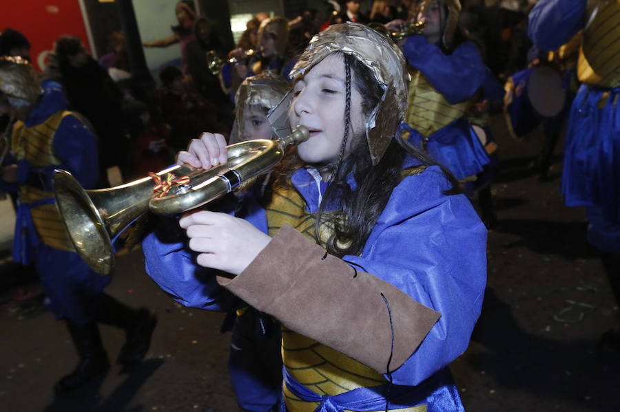 Las charangas hicieron las delicias de los cientos de gijoneses que desafiaron al frío para presenciar el principal desfile del Día de Carnaval