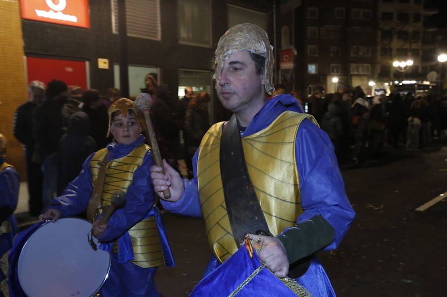 Las charangas hicieron las delicias de los cientos de gijoneses que desafiaron al frío para presenciar el principal desfile del Día de Carnaval