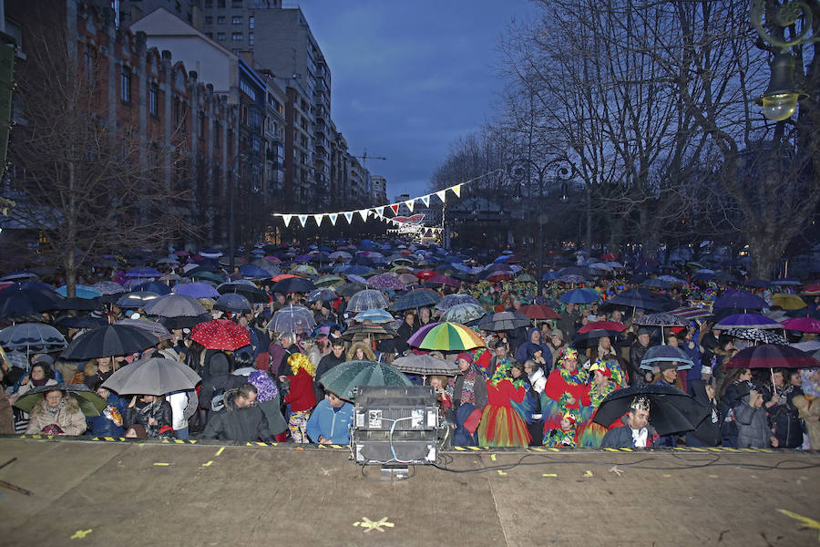 Las charangas gijonesas no perdieron la gracia ni aún bajo la lluvia. Begoña se convirtió en su pasarela camino al escenario que encumbraría este martes a Los Restallones como reyes del Carnaval de Gijón 2018