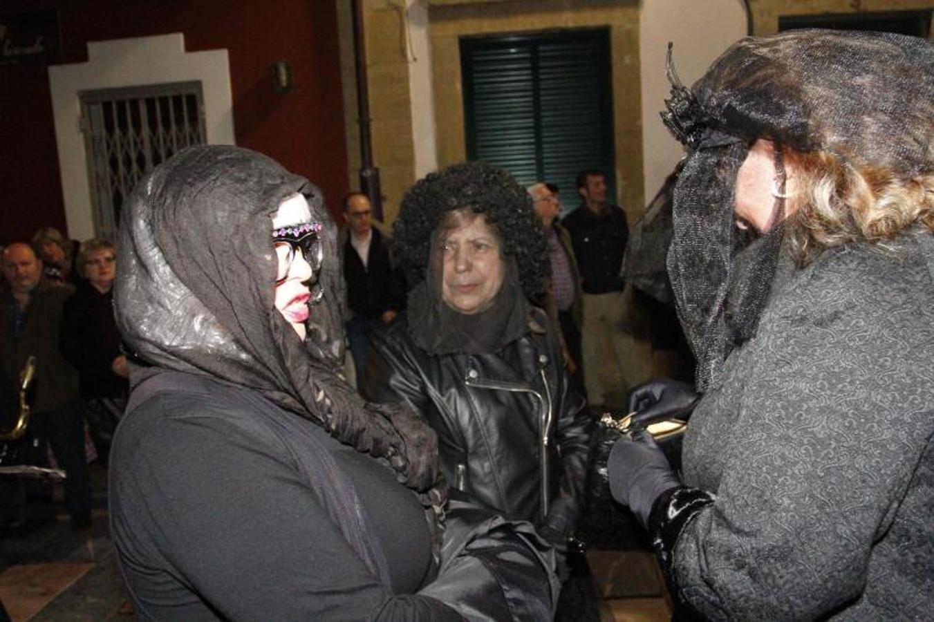 La ciudad pone punto y final a las celebraciones de antroxu con un animado entierro de la sardina