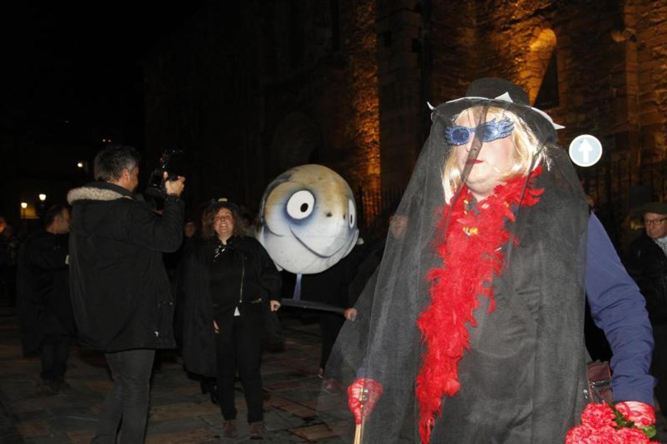 La ciudad pone punto y final a las celebraciones de antroxu con un animado entierro de la sardina