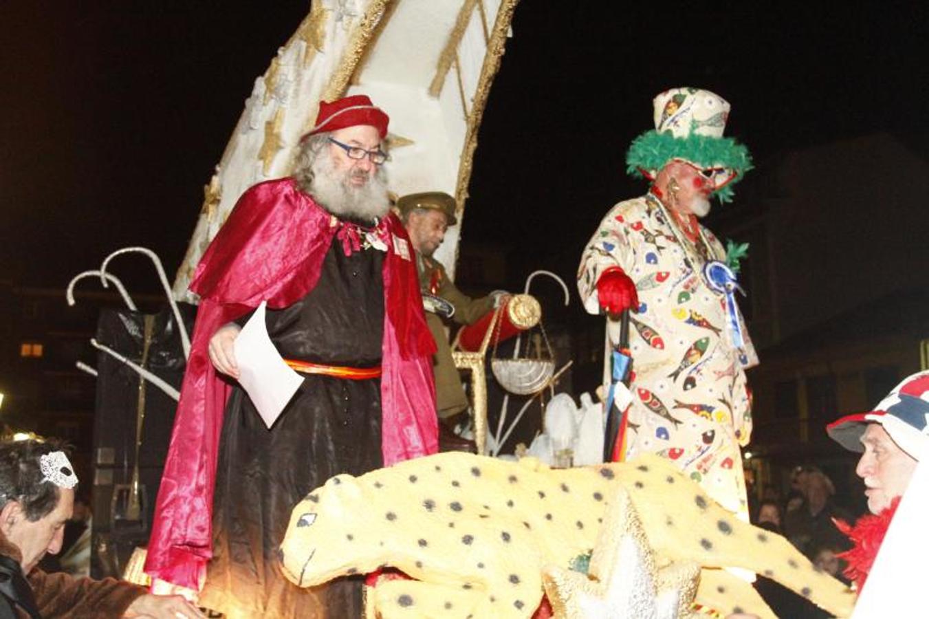 La ciudad pone punto y final a las celebraciones de antroxu con un animado entierro de la sardina