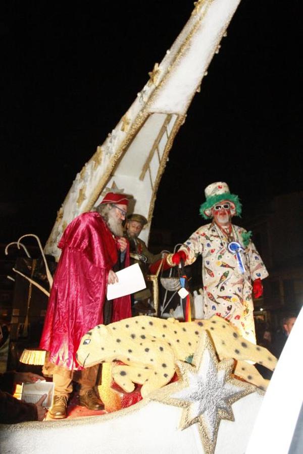 La ciudad pone punto y final a las celebraciones de antroxu con un animado entierro de la sardina