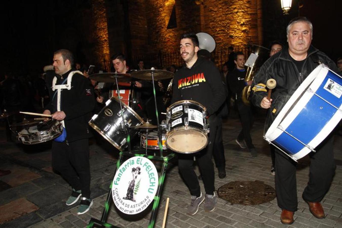 La ciudad pone punto y final a las celebraciones de antroxu con un animado entierro de la sardina