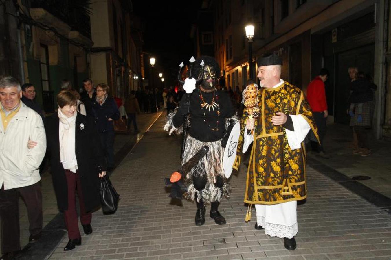 La ciudad pone punto y final a las celebraciones de antroxu con un animado entierro de la sardina