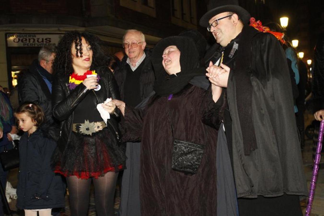 La ciudad pone punto y final a las celebraciones de antroxu con un animado entierro de la sardina