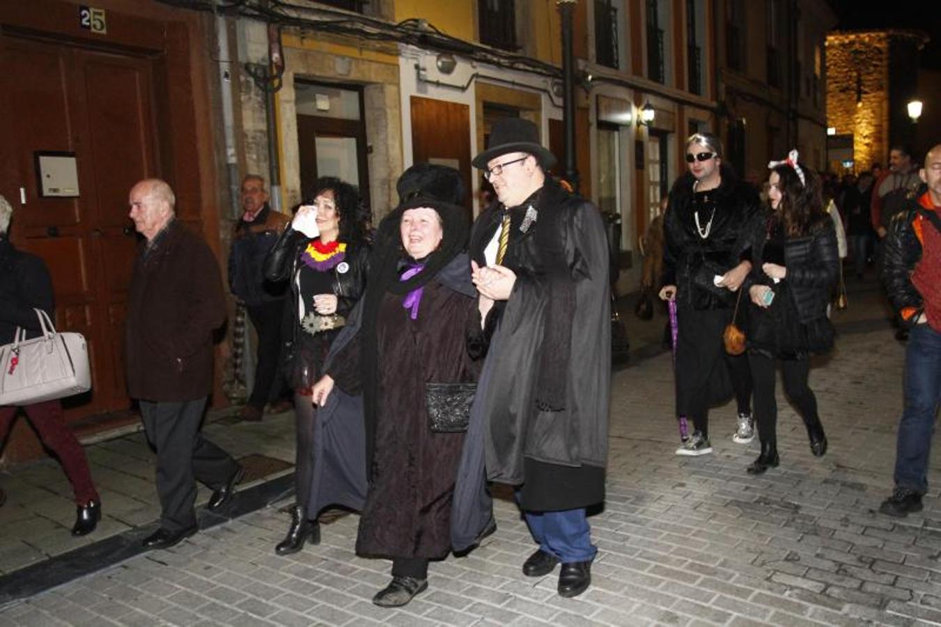 La ciudad pone punto y final a las celebraciones de antroxu con un animado entierro de la sardina