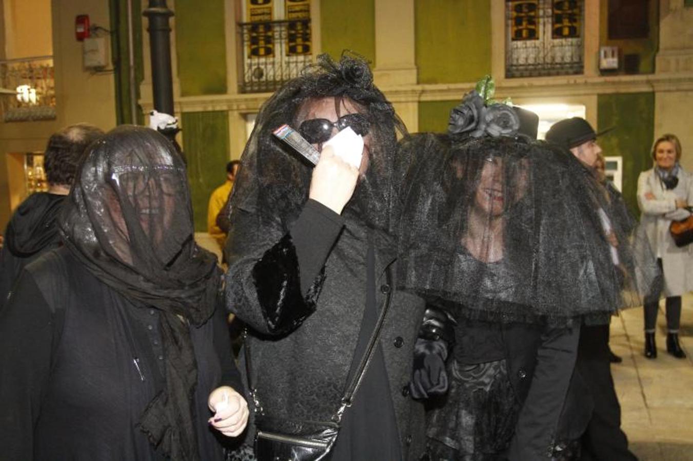 La ciudad pone punto y final a las celebraciones de antroxu con un animado entierro de la sardina