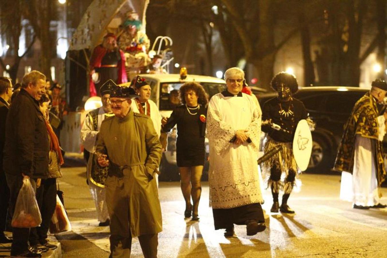 La ciudad pone punto y final a las celebraciones de antroxu con un animado entierro de la sardina