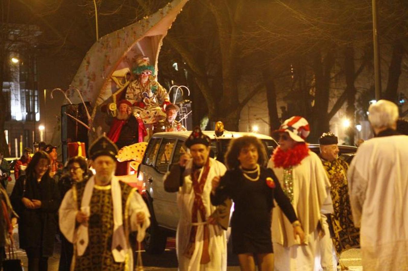 La ciudad pone punto y final a las celebraciones de antroxu con un animado entierro de la sardina
