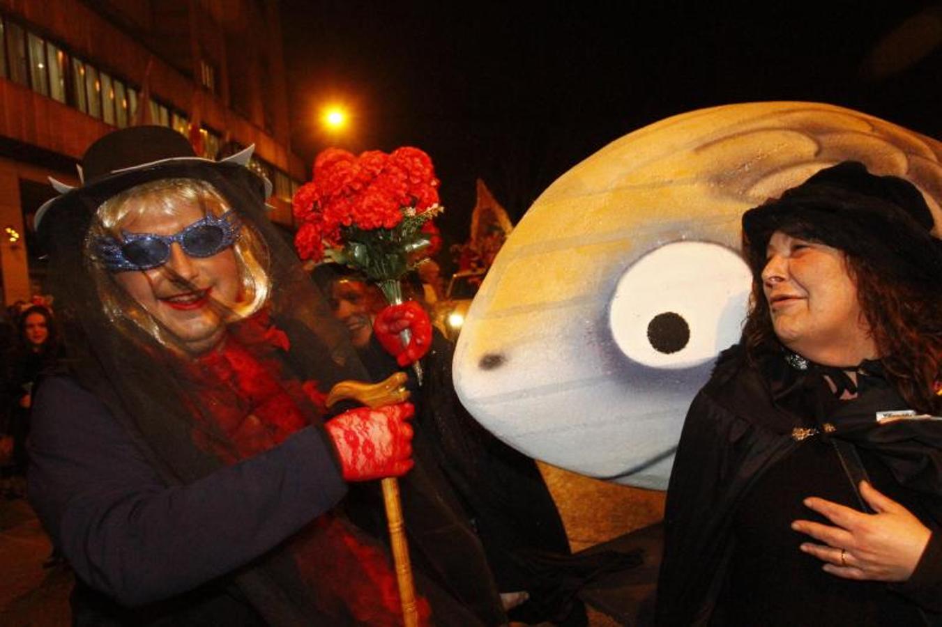 La ciudad pone punto y final a las celebraciones de antroxu con un animado entierro de la sardina