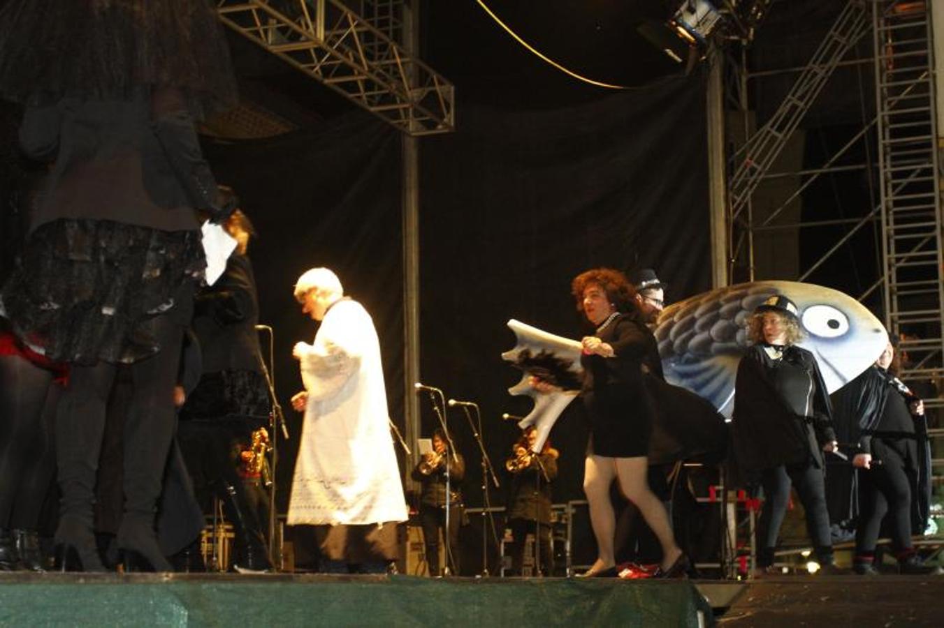 La ciudad pone punto y final a las celebraciones de antroxu con un animado entierro de la sardina