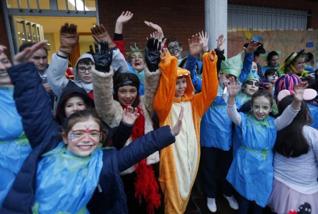 Numerosos niños se animaron ayer, a pesar de la lluvia, a disfrazarse. 