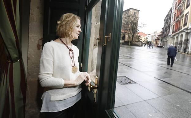 Blanca Cobián, viuda del legendario portero Jesús Castro, mira por una ventana del Hotel NH Palacio de Ferrera, en Avilés, a la calle San Francisco. 