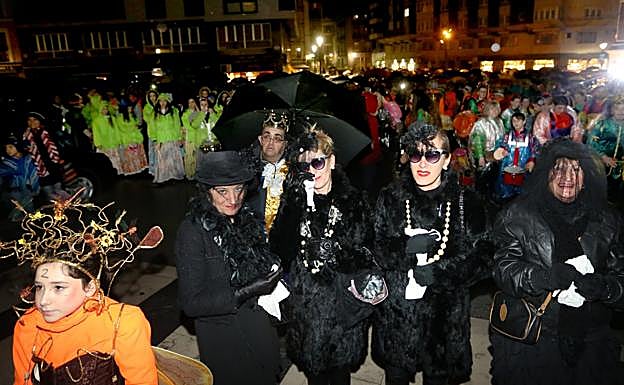 Imagen. Las plañideras lloran junto a las charangas ante la muerte de la sardina.