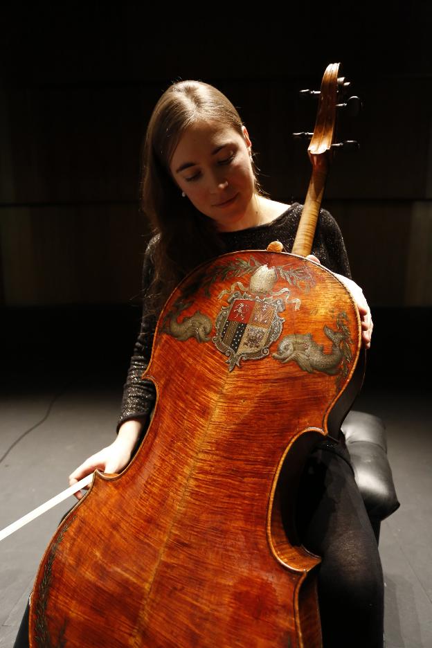 Nadège Rochat, posa con su Stradivarius en el Jovellanos. 