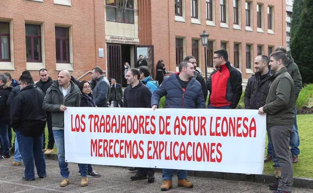 Trabajadores de la Compañía AsturLeonesa se concentran ante los juzgados de lo Social de Oviedo