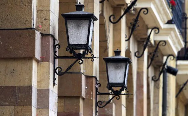 Luminarias en una calle de Oviedo