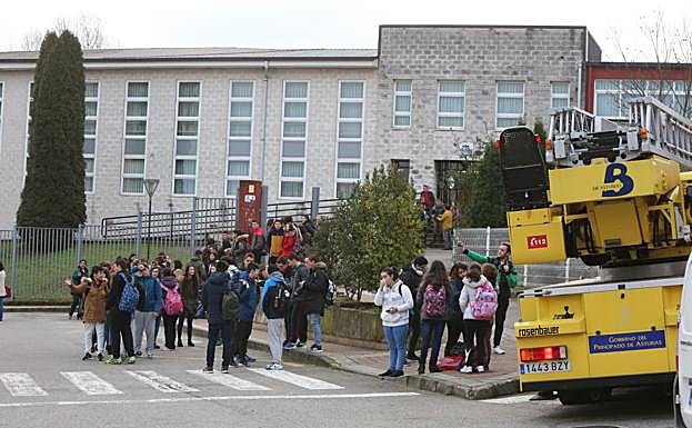 Los alumnos permanecieron en el exterior hasta que volvieron a sus casas. 