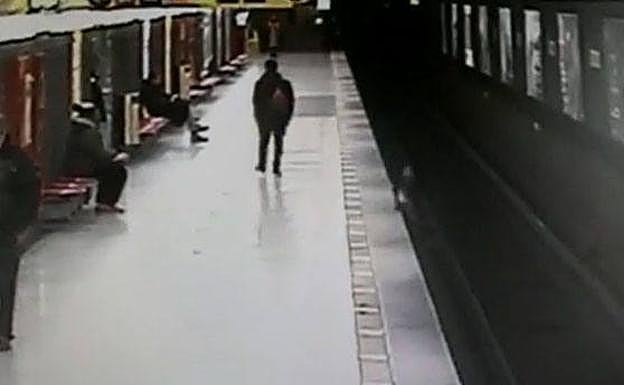 Imagen del momento en el que el niño salta a las vías del tren en la estación de metro de Milán.