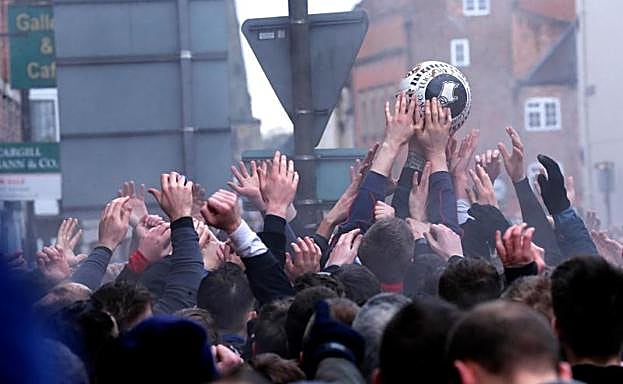 El encuentro cierra el carnaval de Ashbourne.