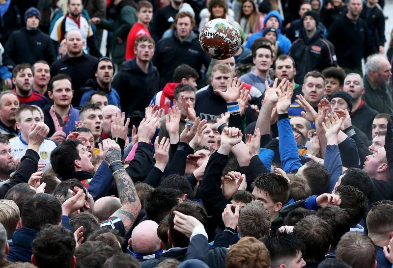 Una tradición que data del siglo XII y que cierra los festejos en este pequeño pueblo inglés