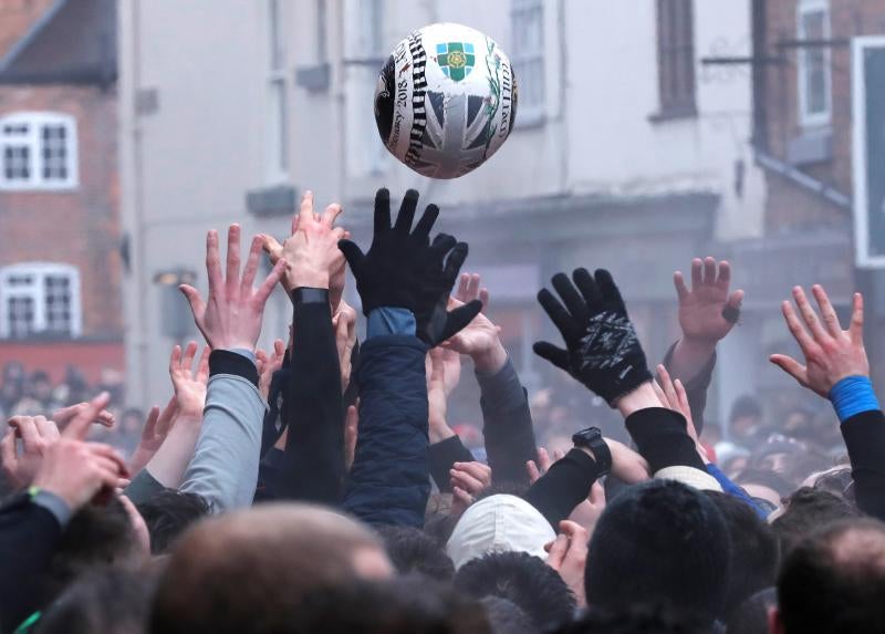 Una tradición que data del siglo XII y que cierra los festejos en este pequeño pueblo inglés