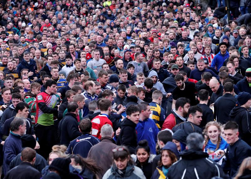 Una tradición que data del siglo XII y que cierra los festejos en este pequeño pueblo inglés