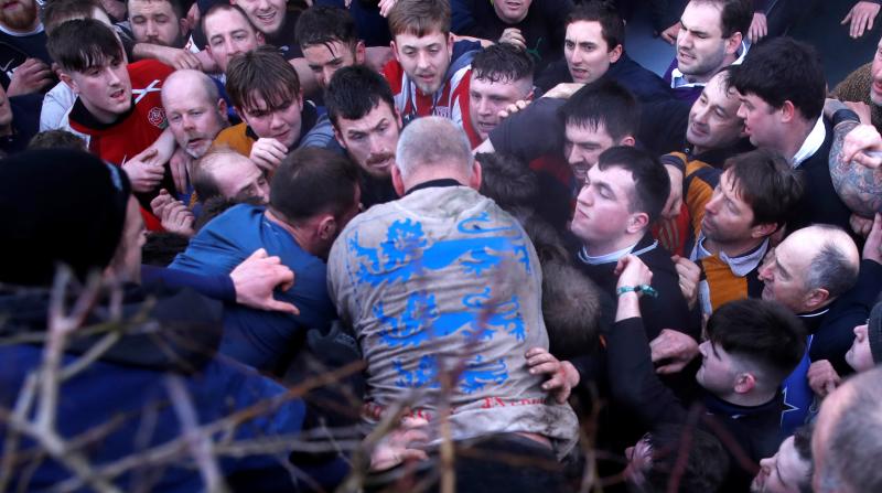 Una tradición que data del siglo XII y que cierra los festejos en este pequeño pueblo inglés