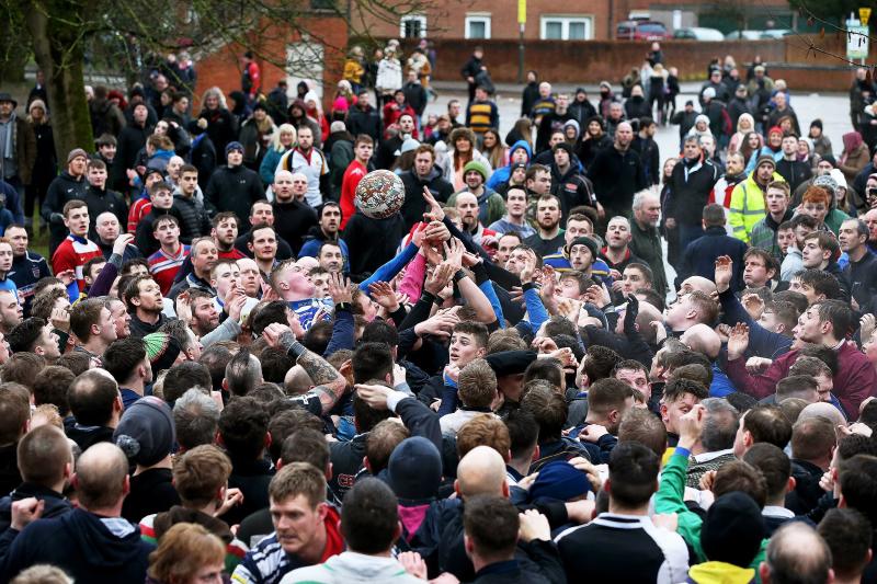 Una tradición que data del siglo XII y que cierra los festejos en este pequeño pueblo inglés