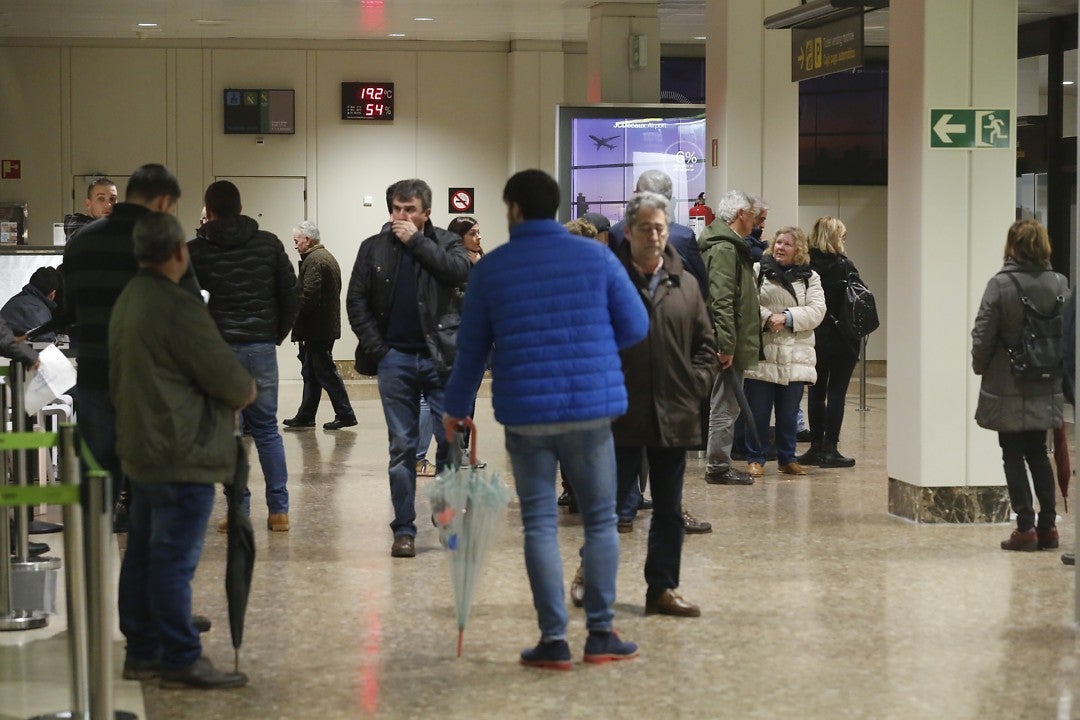 El fenómeno meteorológico ha provocado cancelaciones, retrasos y desviaciones de vuelos a Santander. 