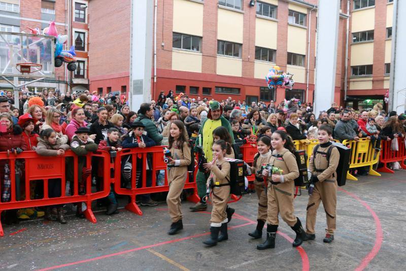 La 'Truchona Minera del Caudal' protagoniza las celebraciones carnavaleras que llenaron las calles de vecinos y visitantes.