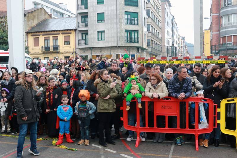 La 'Truchona Minera del Caudal' protagoniza las celebraciones carnavaleras que llenaron las calles de vecinos y visitantes.